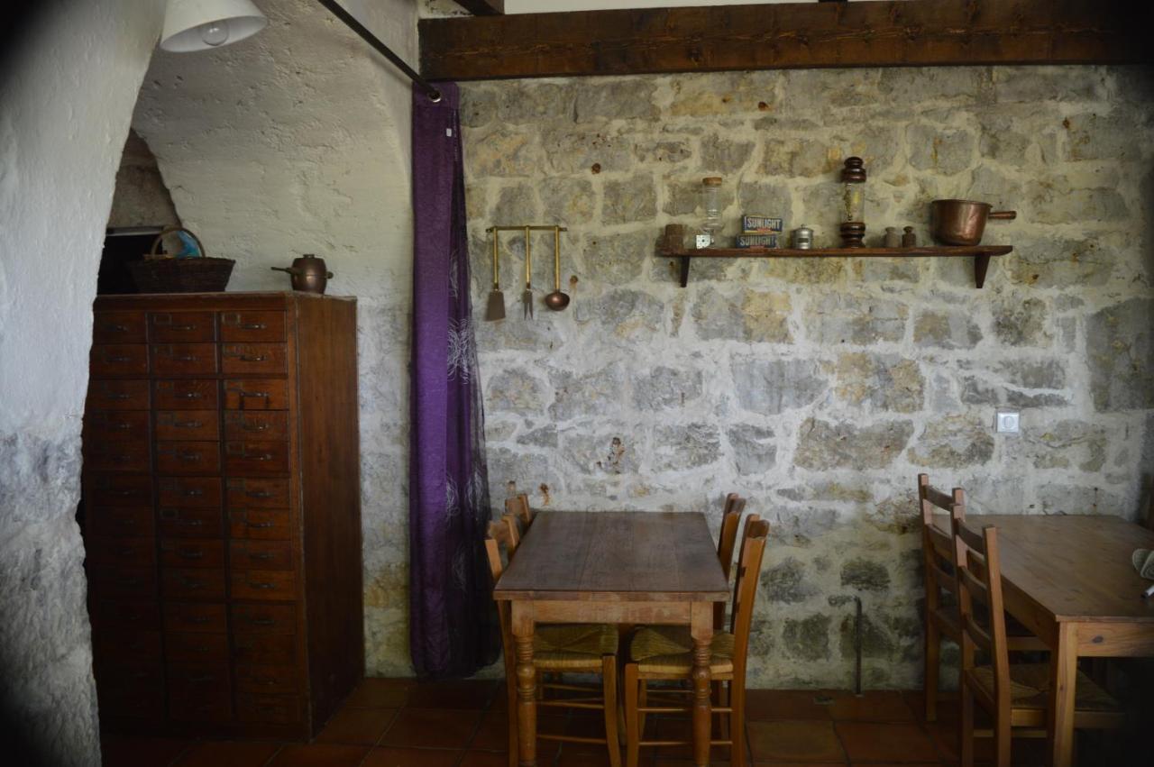 Bed and Breakfast Les Loups Dans La Bergerie Banne Exterior foto